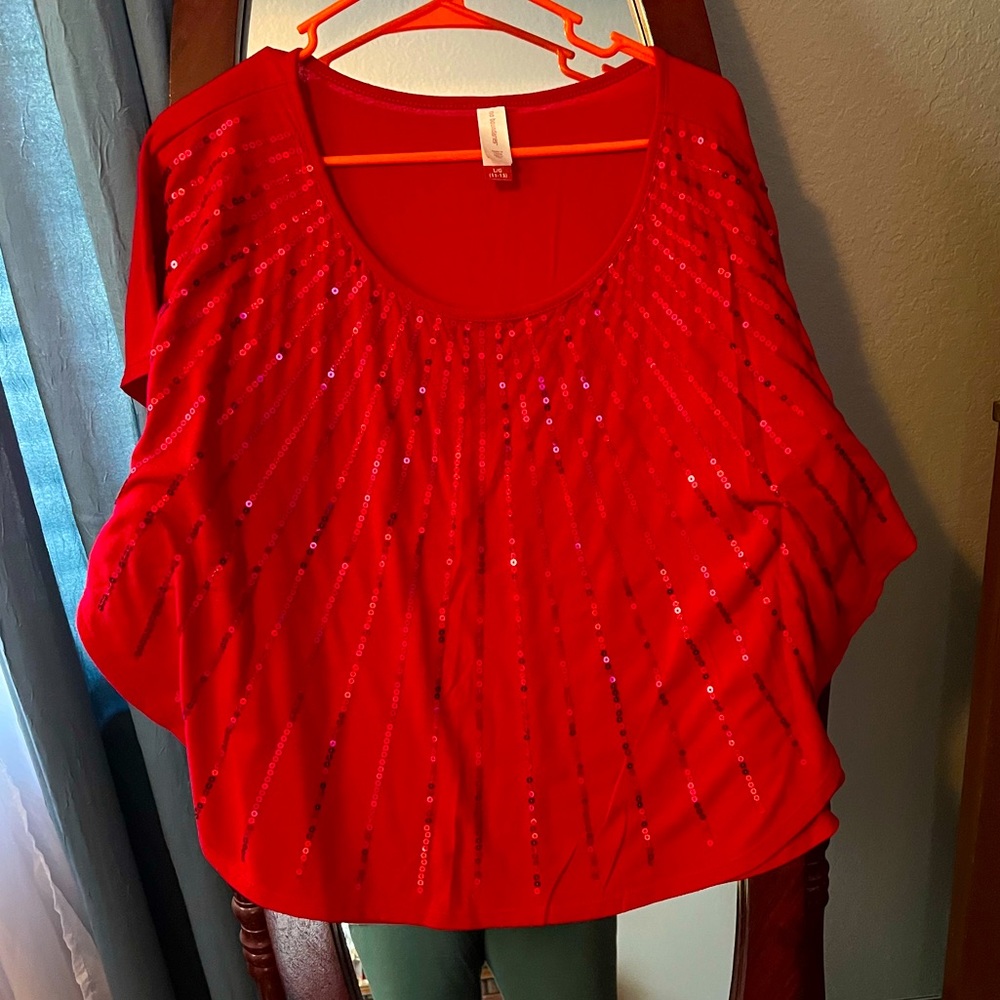 Women red top size 11/13 fits like a medium but says large